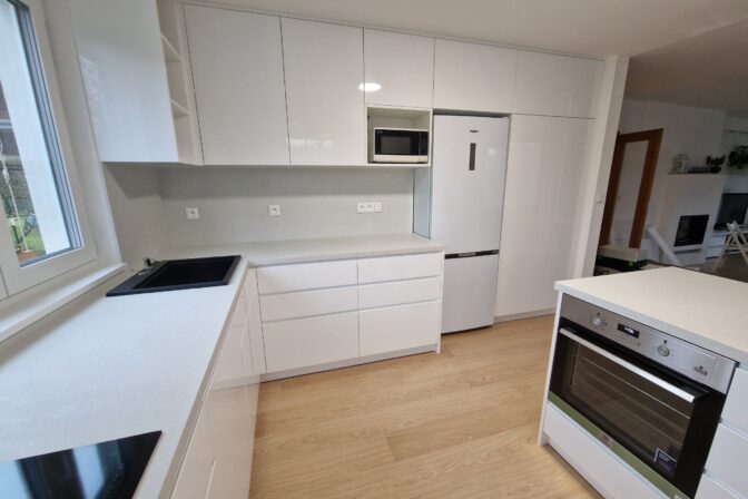 Koľko stojí nábytok na mieru v roku 2026? Kompletný cenový sprievodca